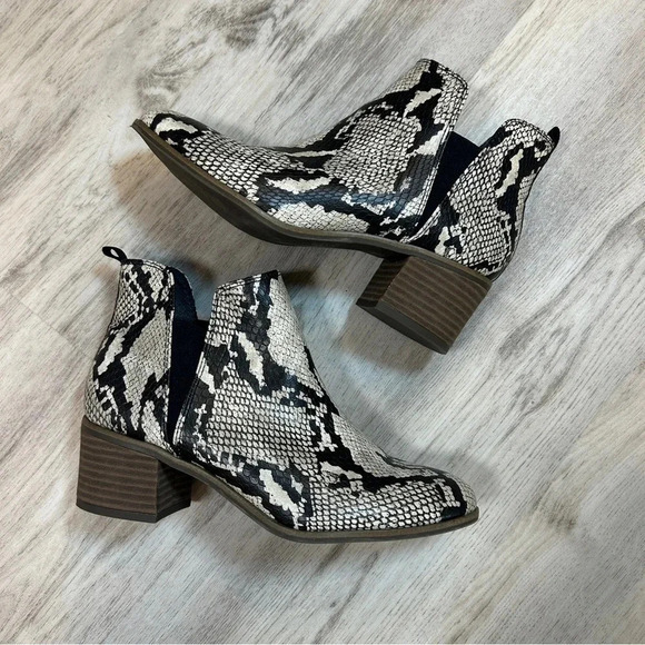 Dr. Scholl's Shoes - Dr. Scholl’s Snakeskin Print Slip-On Heeled Comfort Boot Women’s Size 8.5 | EUC